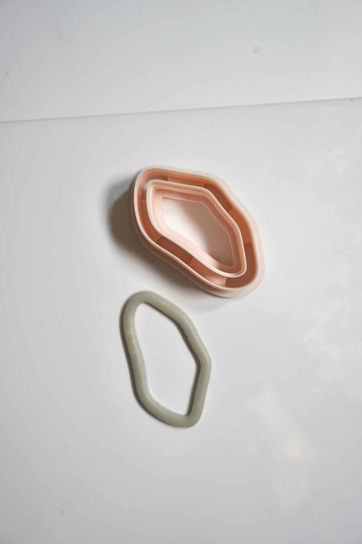 Wavy outline small