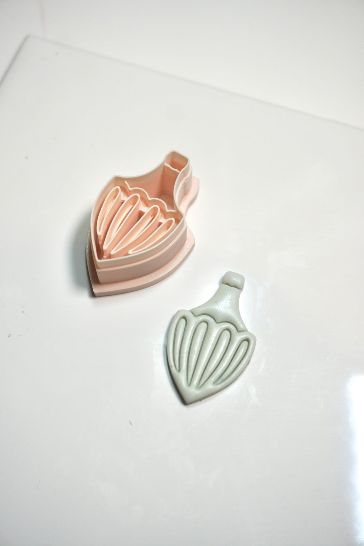 Embossed bauble vintage