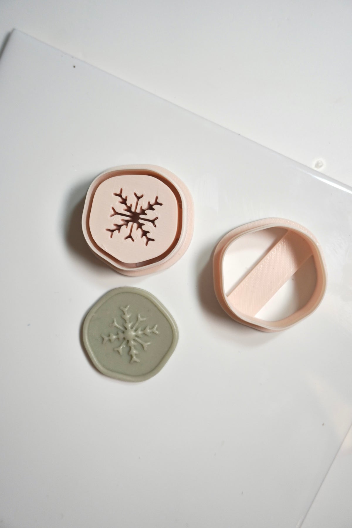 Wax stamp snowflake with outline cutter