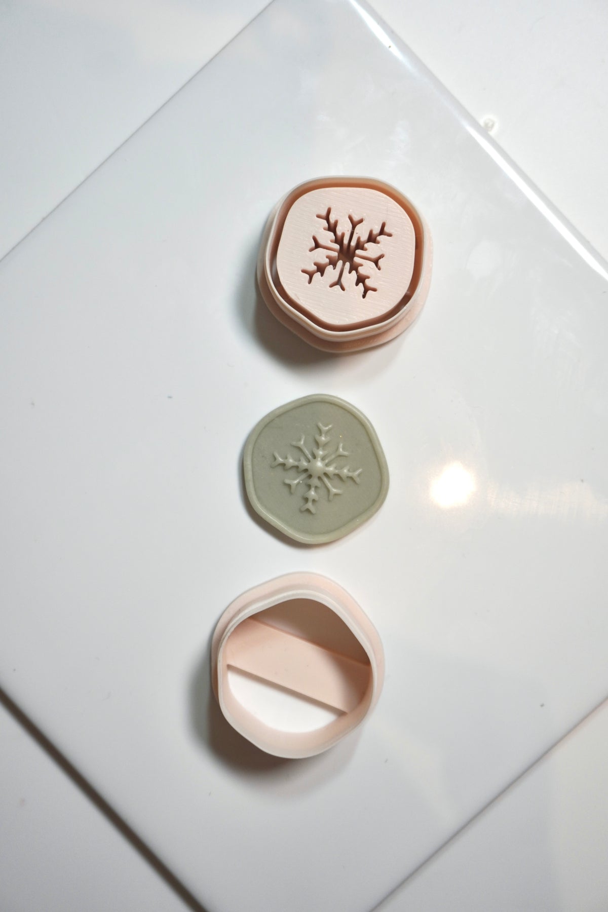 Wax stamp snowflake with outline cutter