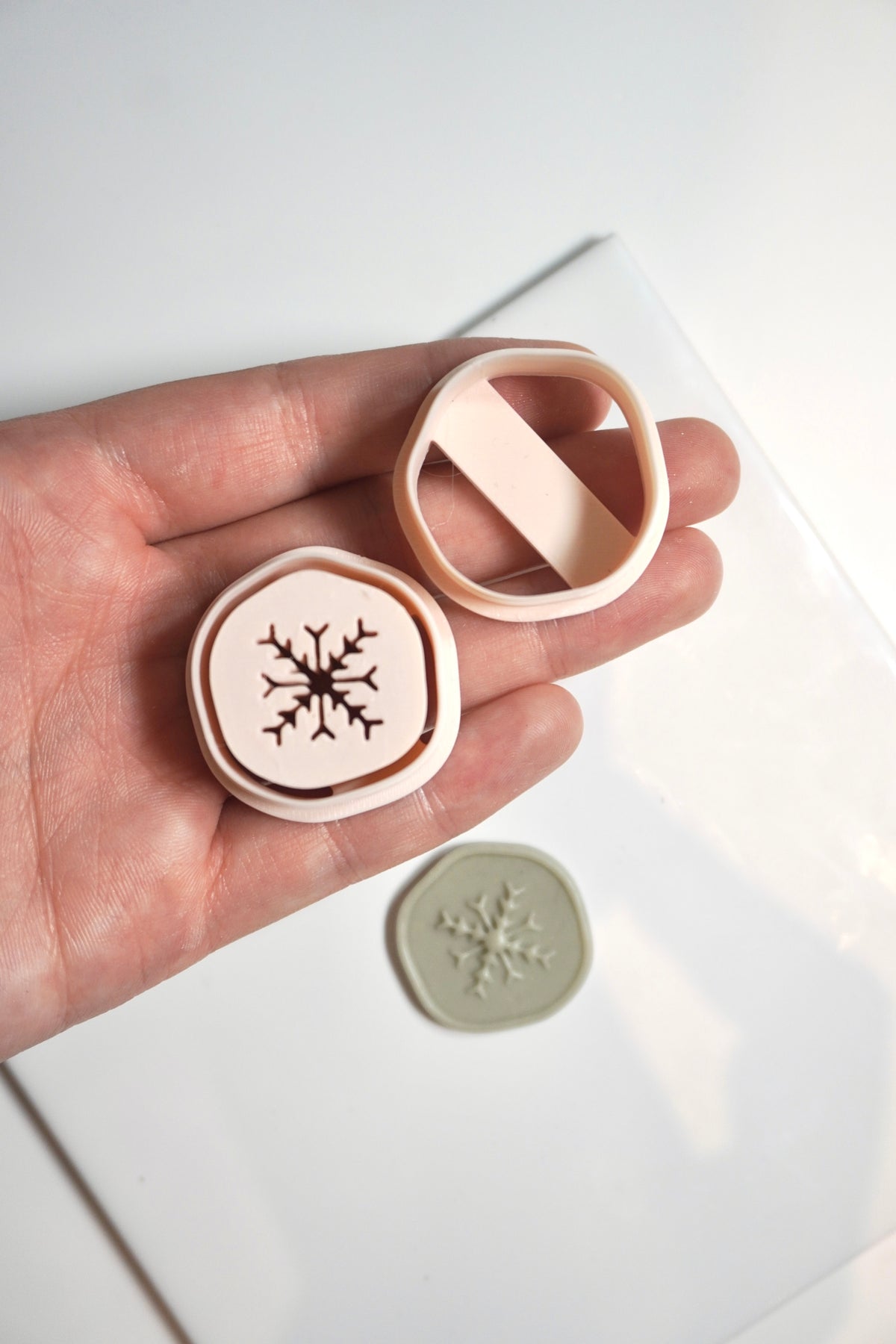Wax stamp snowflake with outline cutter