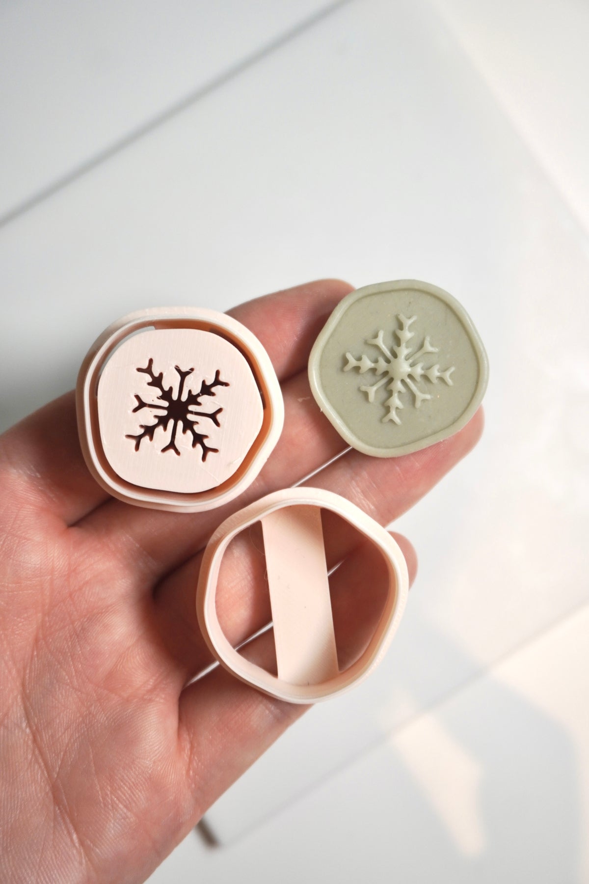 Wax stamp snowflake with outline cutter